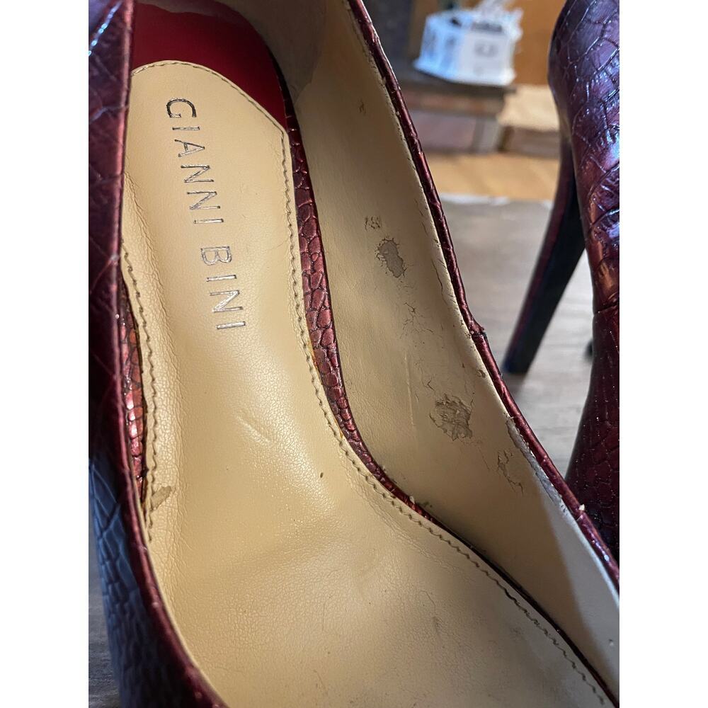 6/$25 Gianni Bini Ruby Red Crocodile Platform Heels - Picture 3 of 6